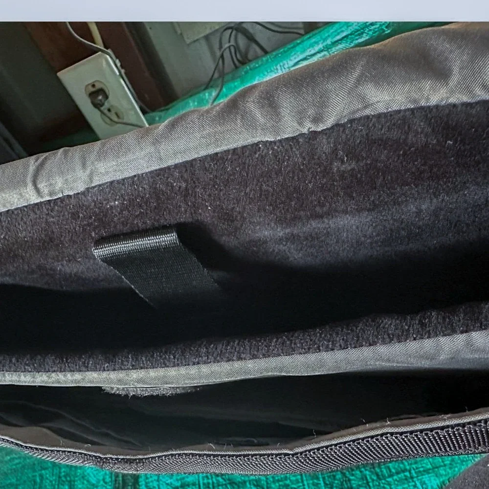 Belkin Black Padded Laptop Messenger Bag 17x14x5 Shoulder Strap Work Travel Case